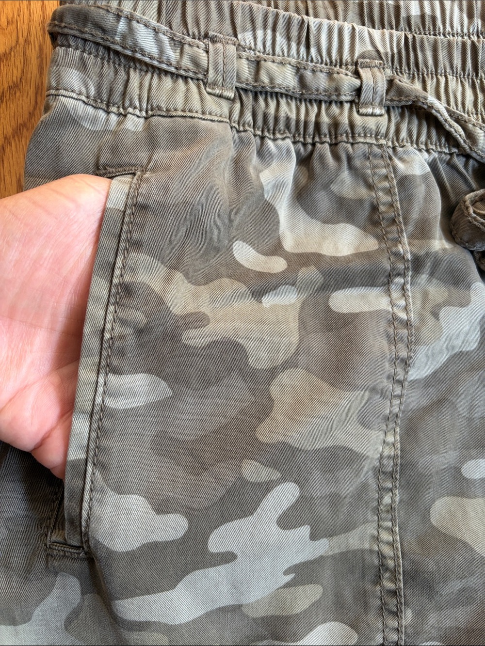 American Eagle AEO Camo Cargo Slouchy Joggers Pants. Size: Large. Like new! - Picture 6 of 11